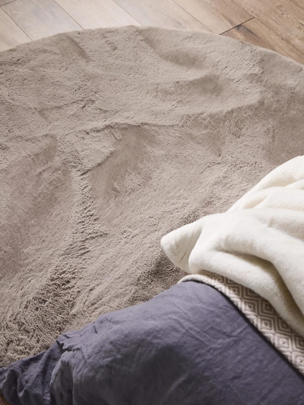 Tapis de fausse fourrure taupe D 180 rond — vue 4