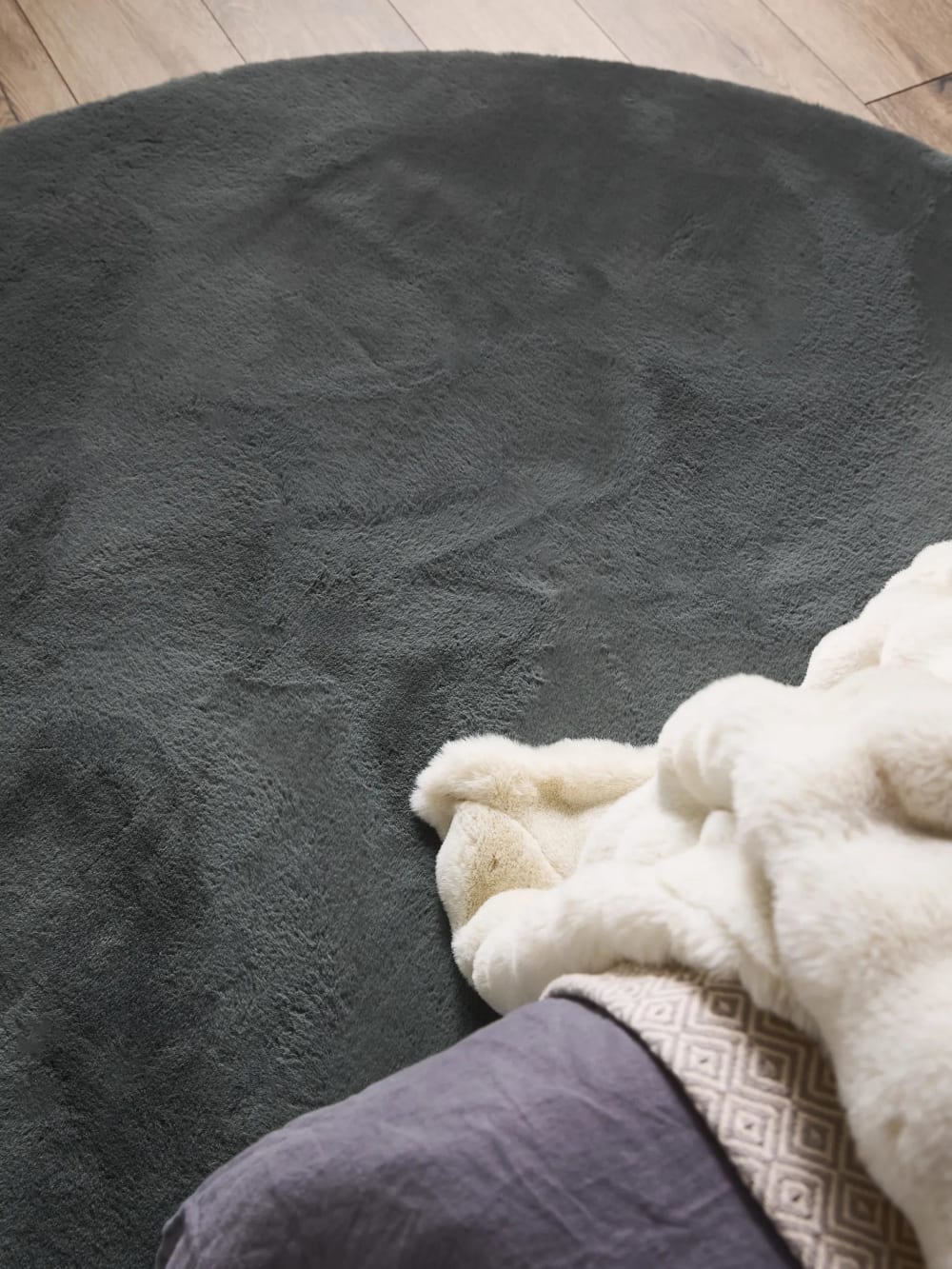 Tapis de fausse fourrure anthracite D 80 rond — vue 4