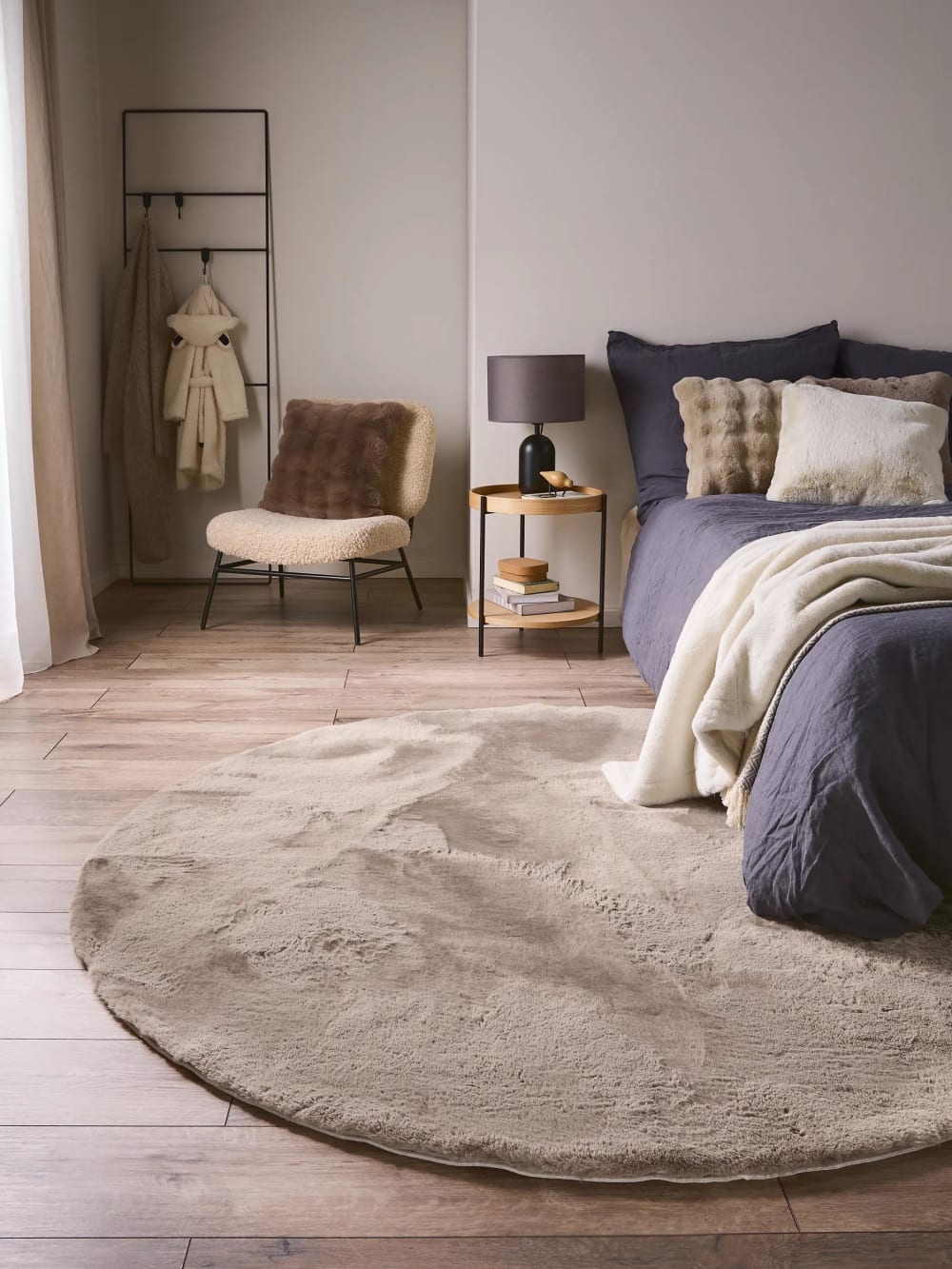 Tapis de fausse fourrure taupe D 80 rond — vue 3