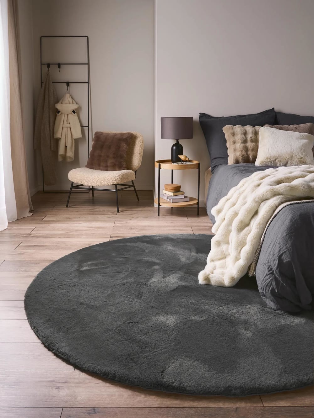 Tapis de fausse fourrure anthracite D 120 rond — vue 3