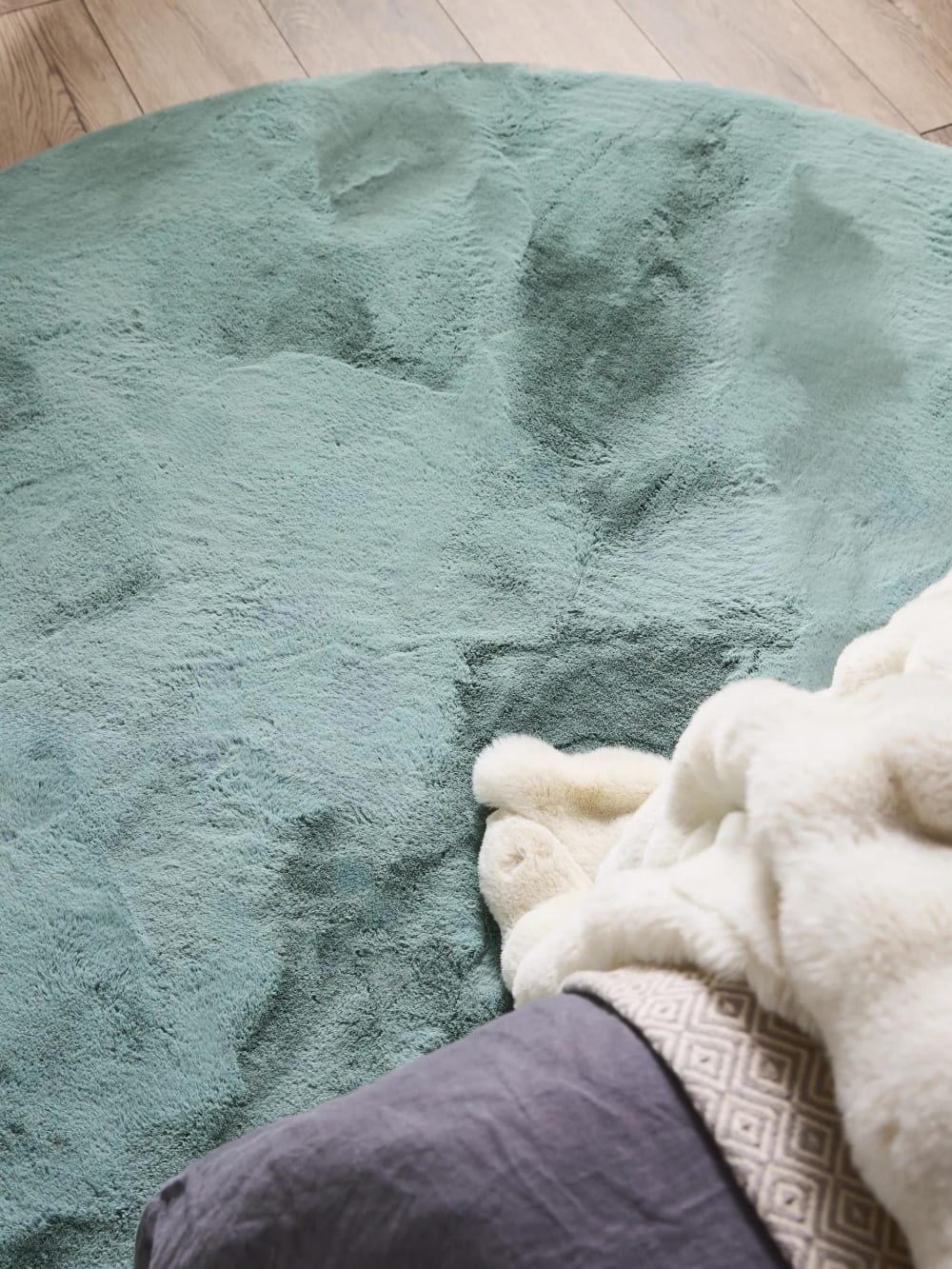 Tapis de fausse fourrure menthe D 80 rond — vue 4