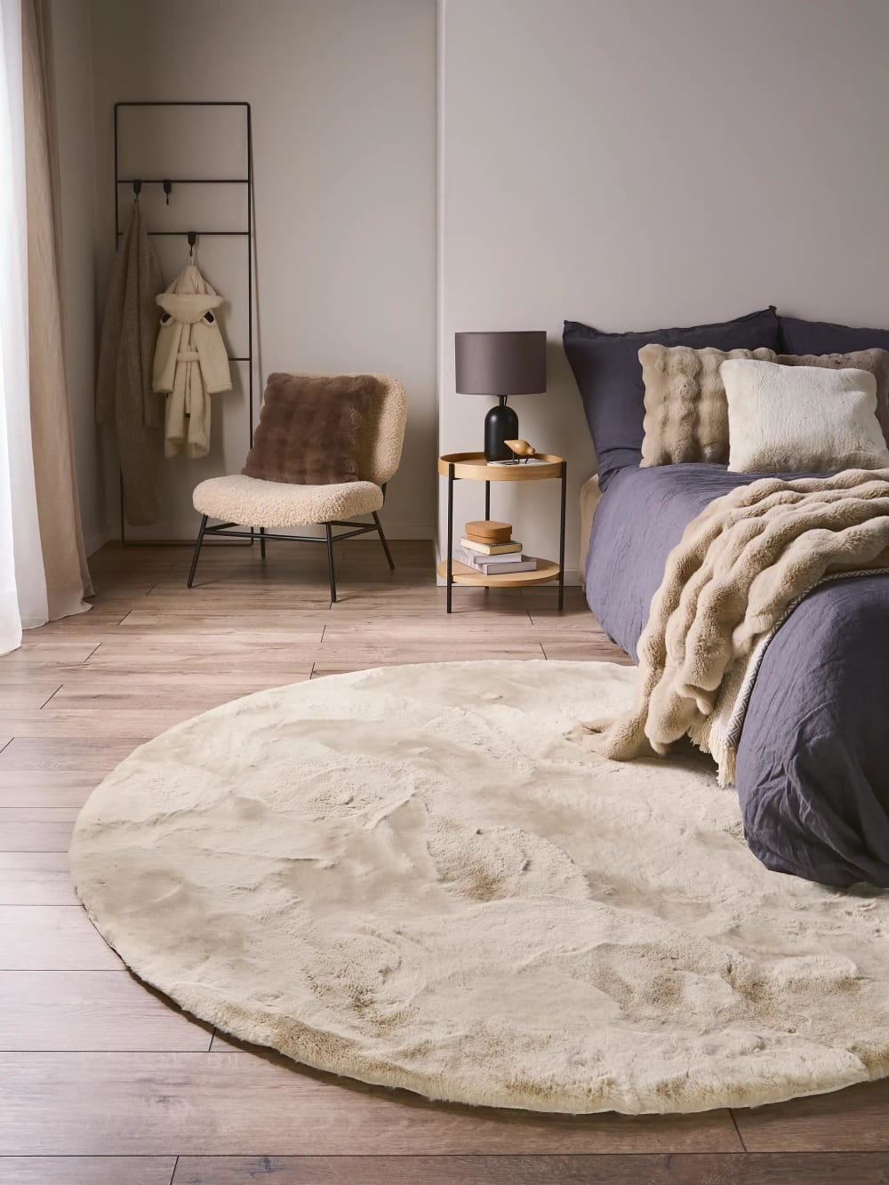 Tapis de fausse fourrure crème D 120 rond — vue 3