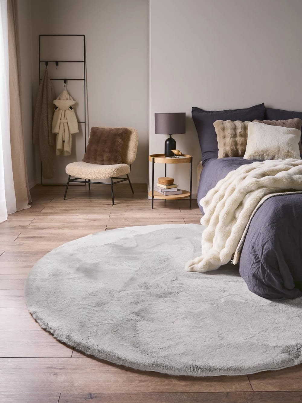 Tapis de fausse fourrure gris D 80 rond — vue 3