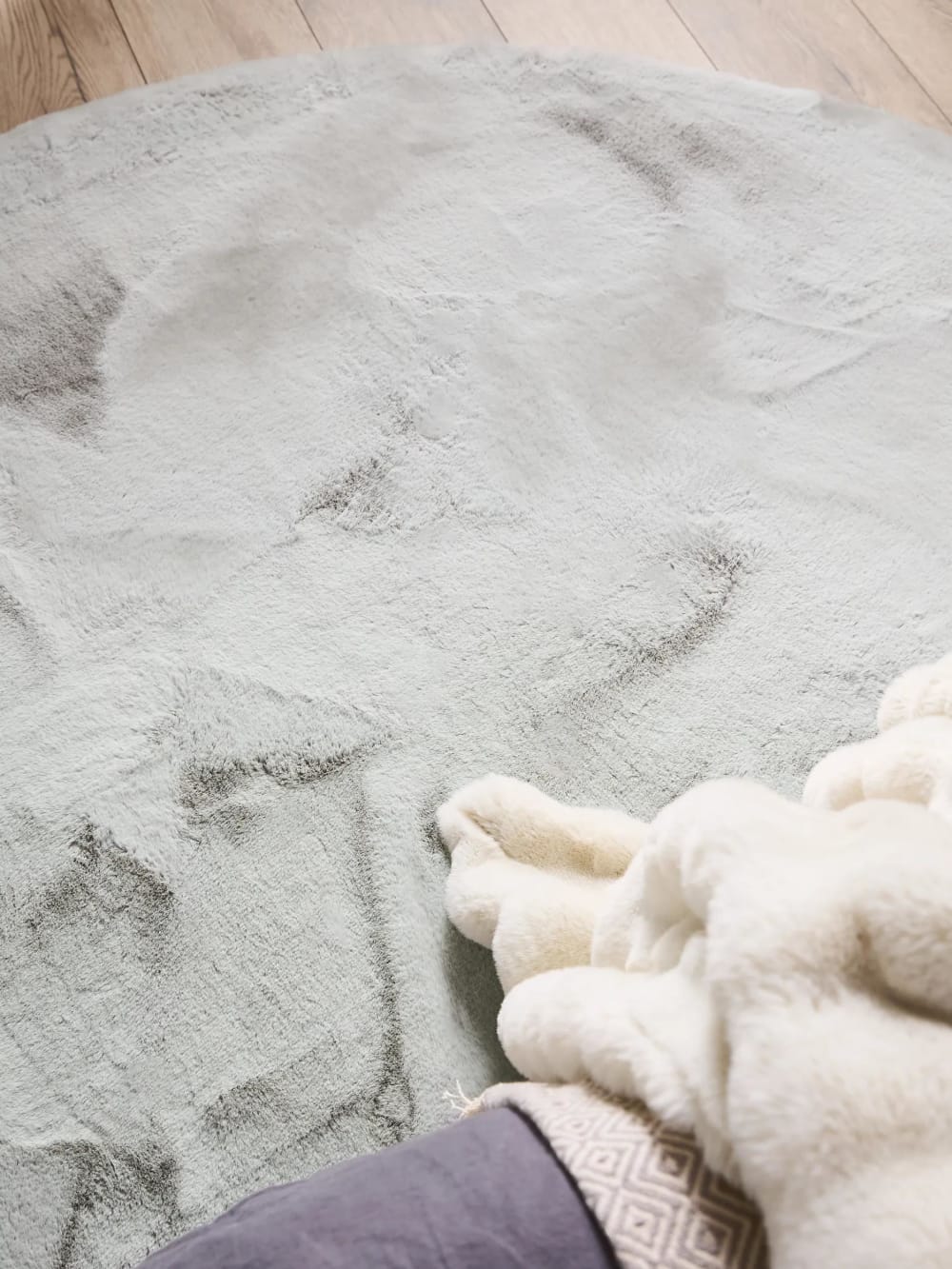 Tapis de fausse fourrure gris D 80 rond — vue 4