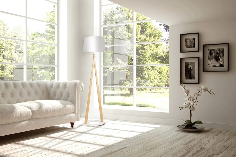 Lampadaire design en bois blanc - Maisons du Monde