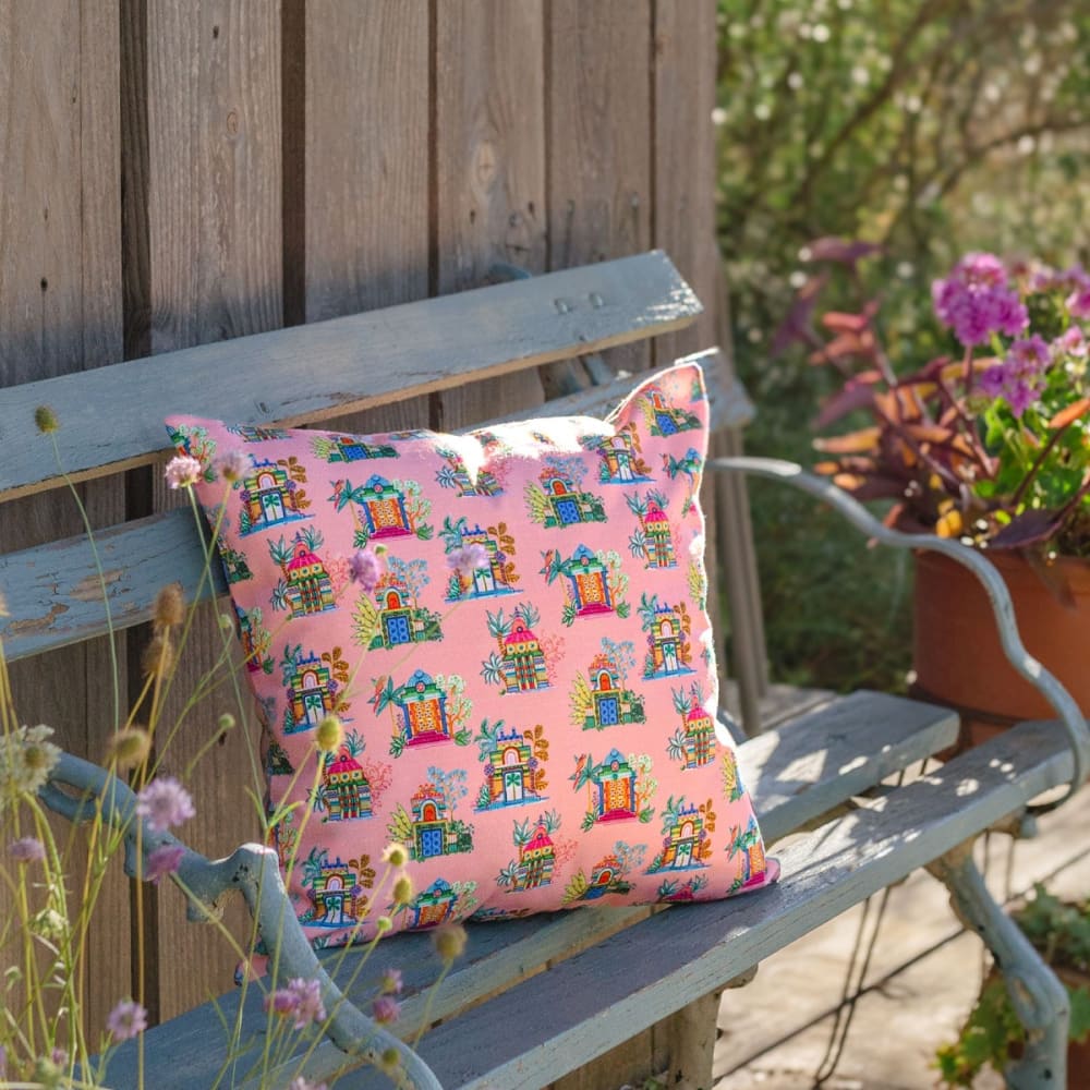 Housse de coussin extérieur 45x45 cm motif temples tamouls rose - Maisons du Monde