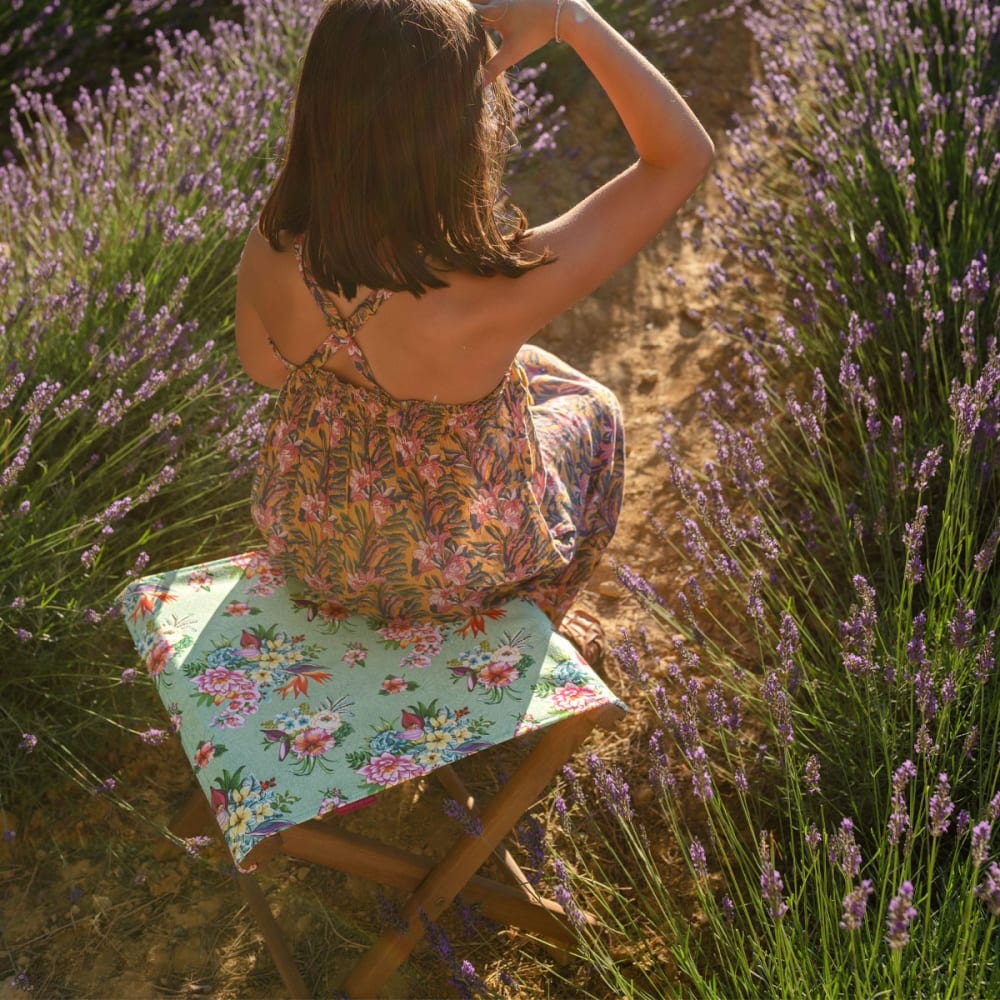 Pliant pêcheur en eucalyptus, toile outdoor, motif fleuri lagon - Maisons du Monde
