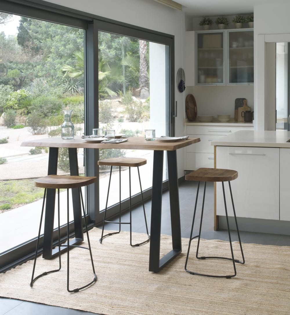 Table de bar haute 130x70 en acacia massif avec pieds en métal noir