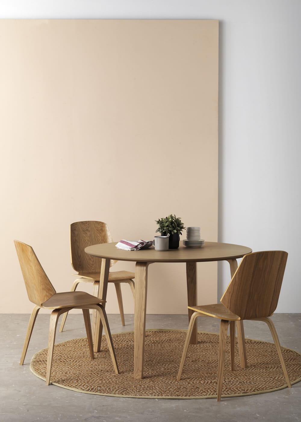 Table en panneaux de fibres avec pieds en chêne plaqué diamètre 110