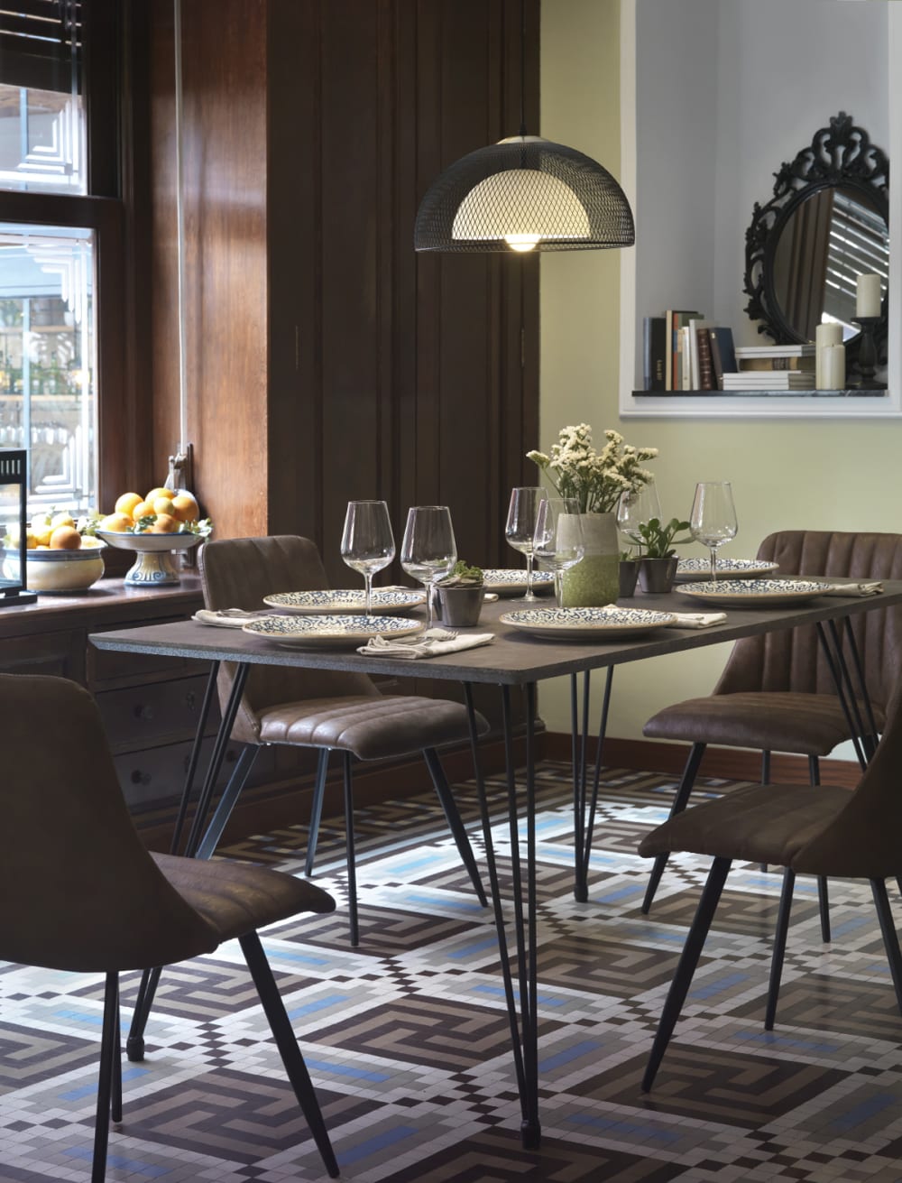 Table en mélaminé effet rouille avec pieds en métal 160x90