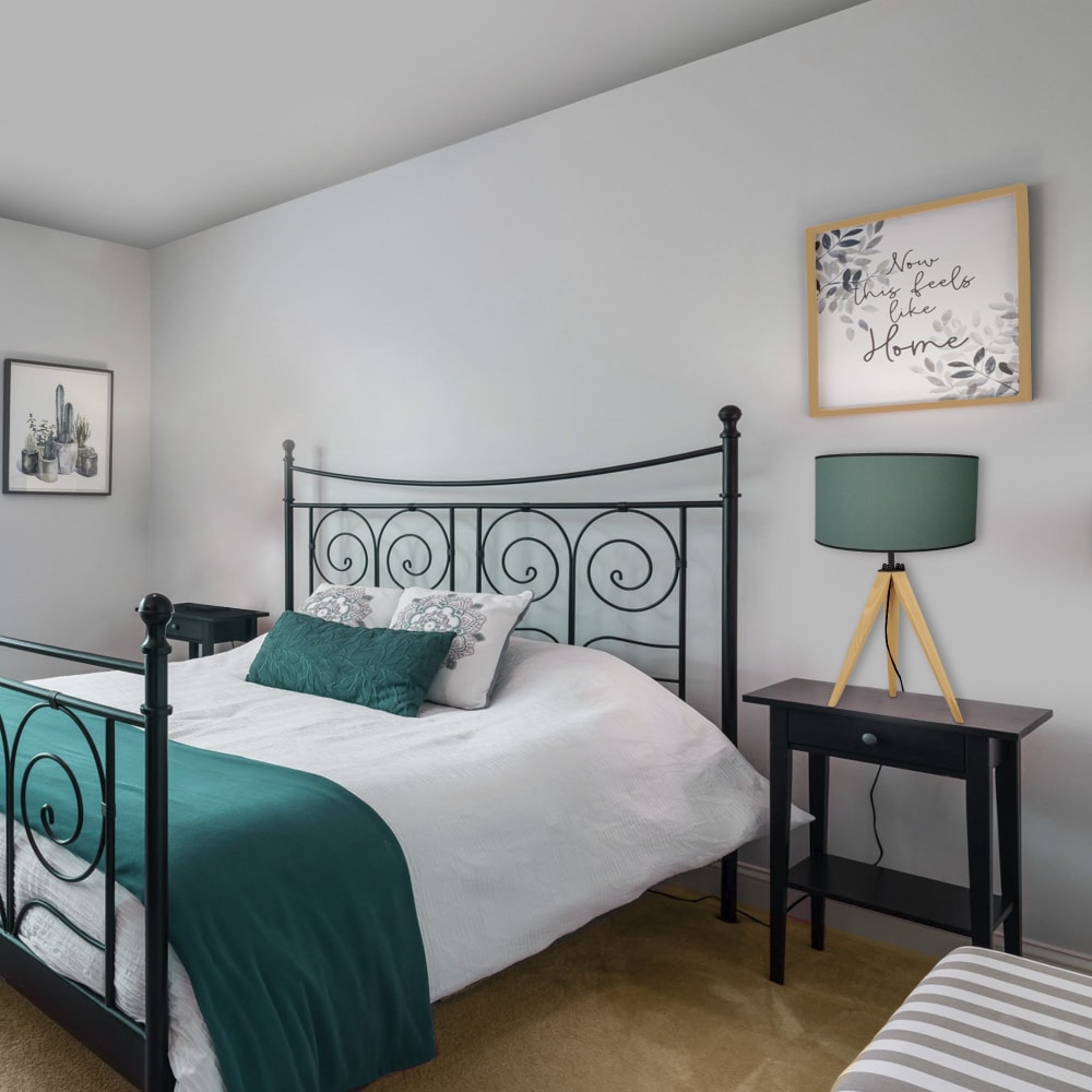 Lampe de table bois naturel abat-jour tissu vert pétrole