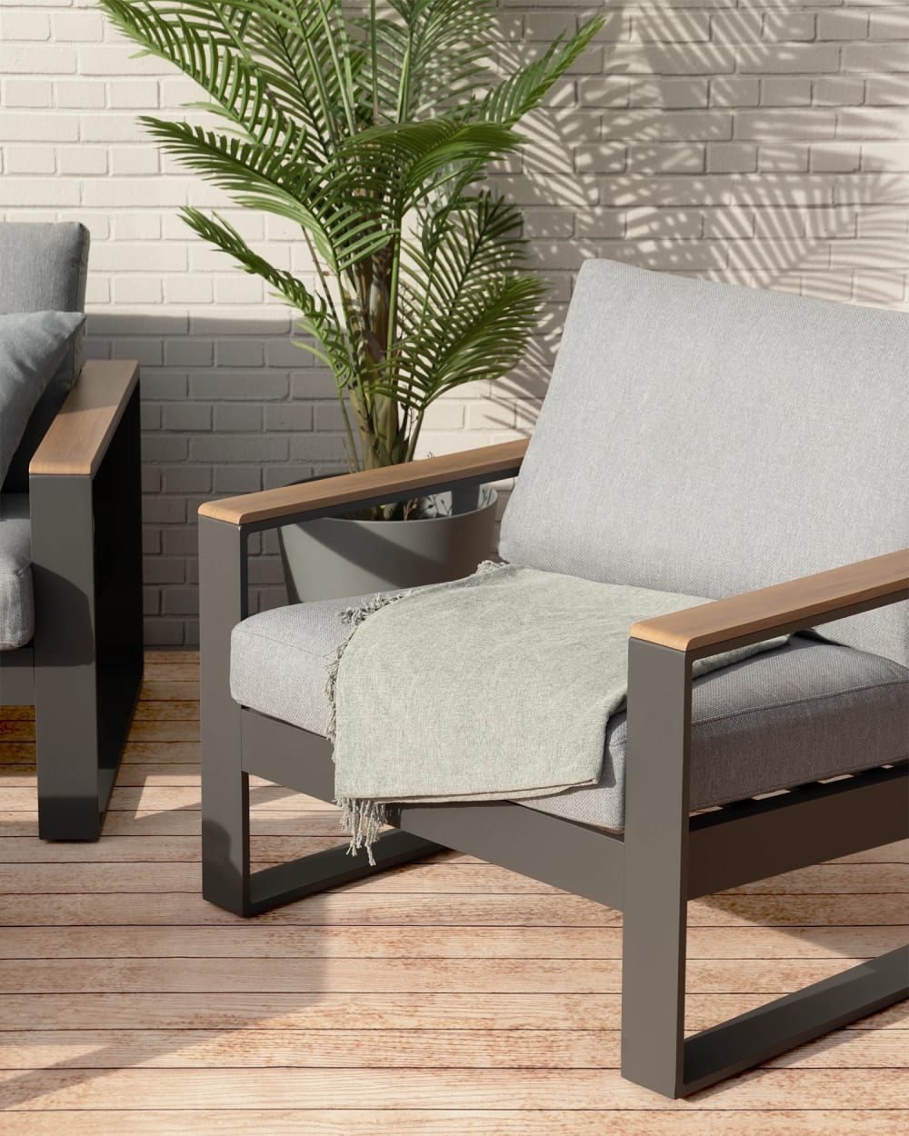 Set 2 fauteuils et repose-pied alu anthracite et accoudoirs effet bois