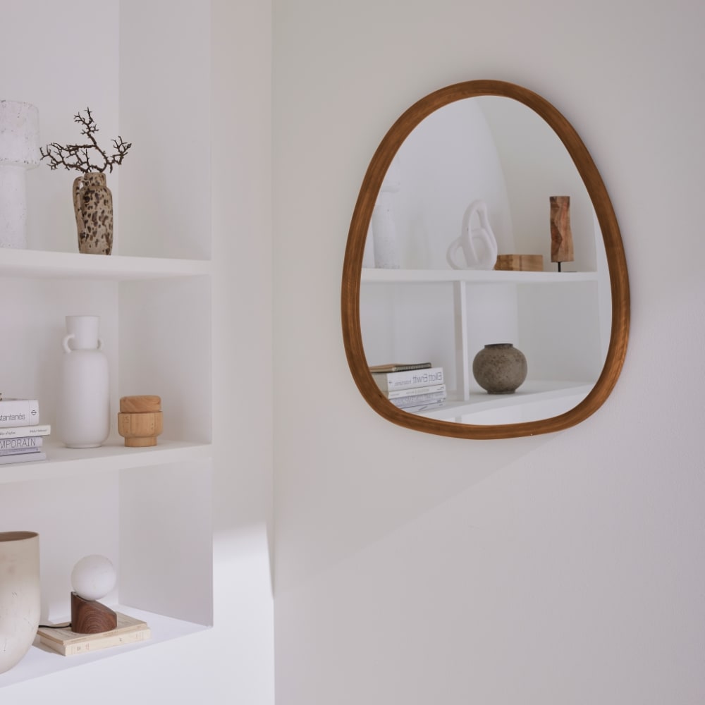 sweeek Organischer Spiegel aus Tanne nussbaumfarben 75 cm Braun Holz