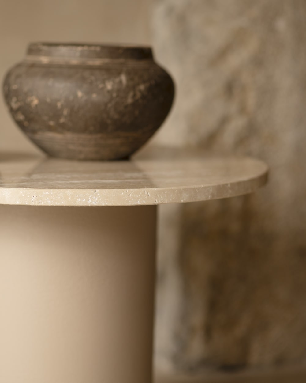 Table basse ronde marbre travertin avec pieds teinte beige 45x60cm