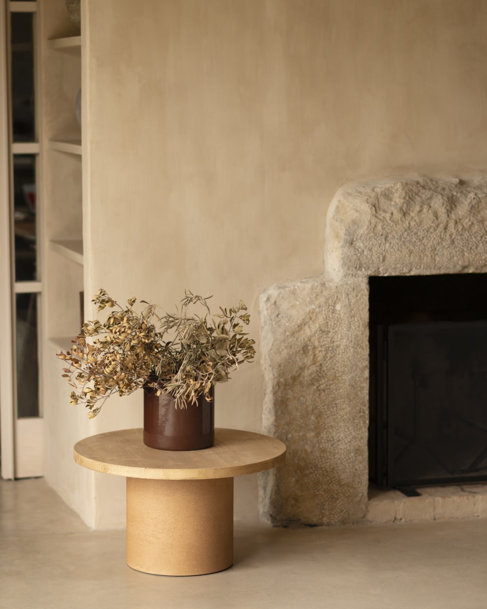 Table basse ronde bois teinte marron pieds teinte terracotta 45x60cm