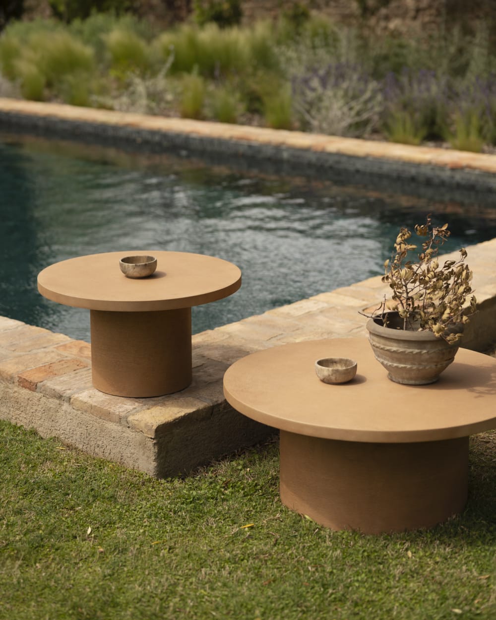 Table basse ronde en microciment de teinte terracotta 30x60cm