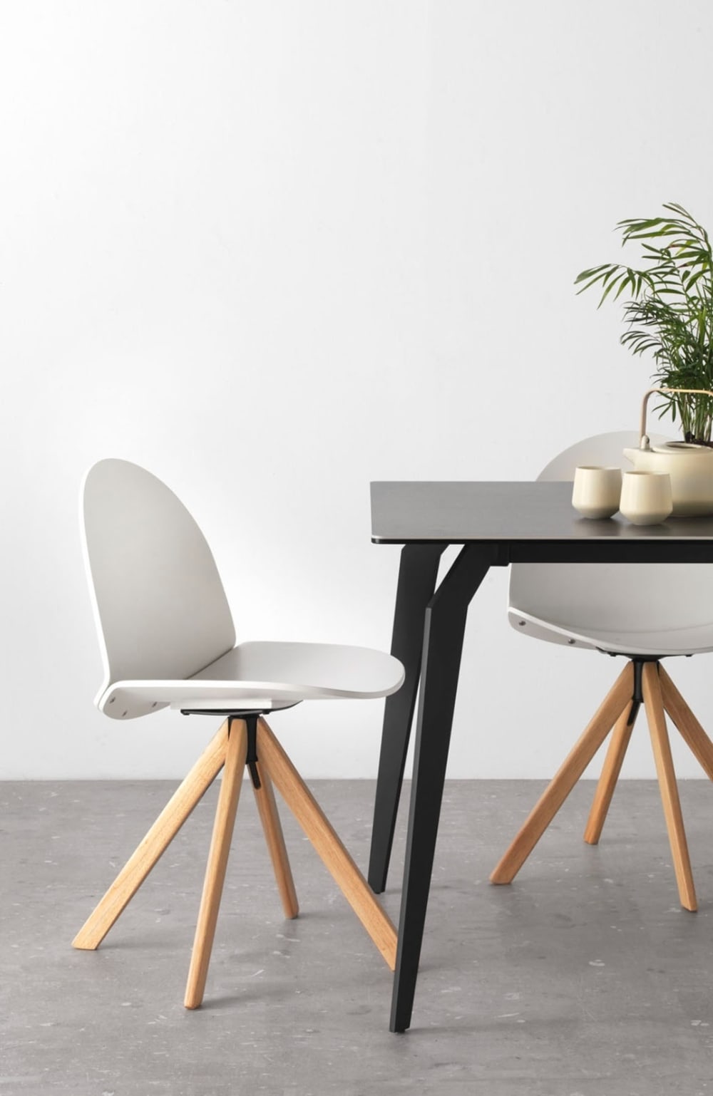 Lot de 2 chaises pivotantes en bois laqué blanc