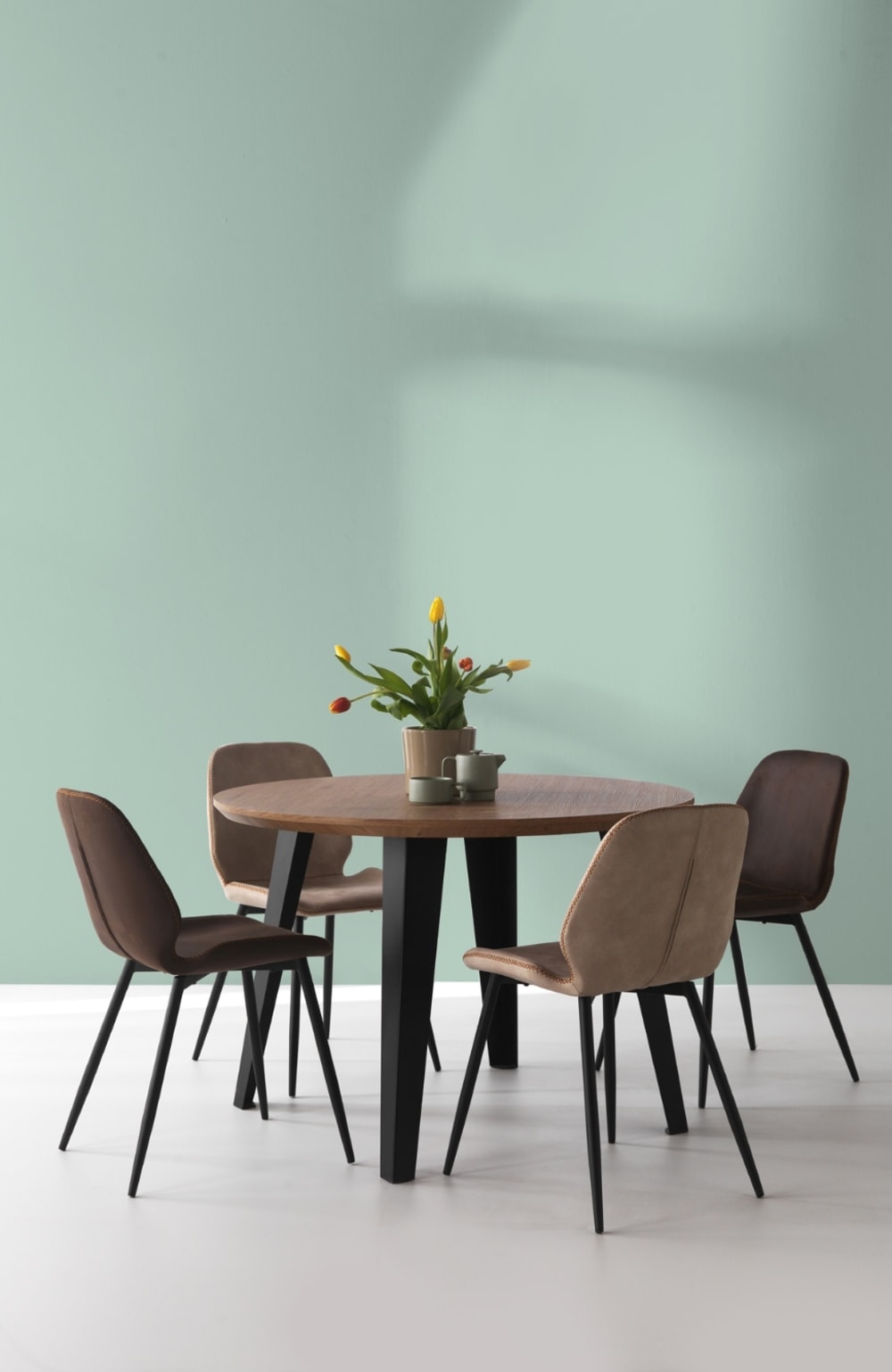 Lot de 2 chaises tapissées beige avec pieds métalliques noirs