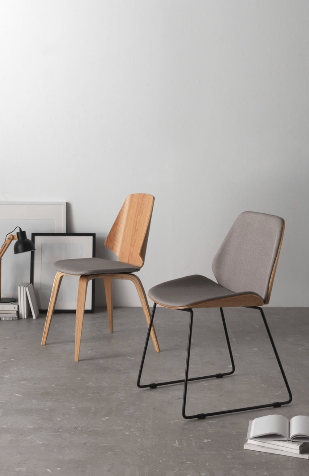 Lot de 2 chaises en bois tapissées avec pieds en métal noir