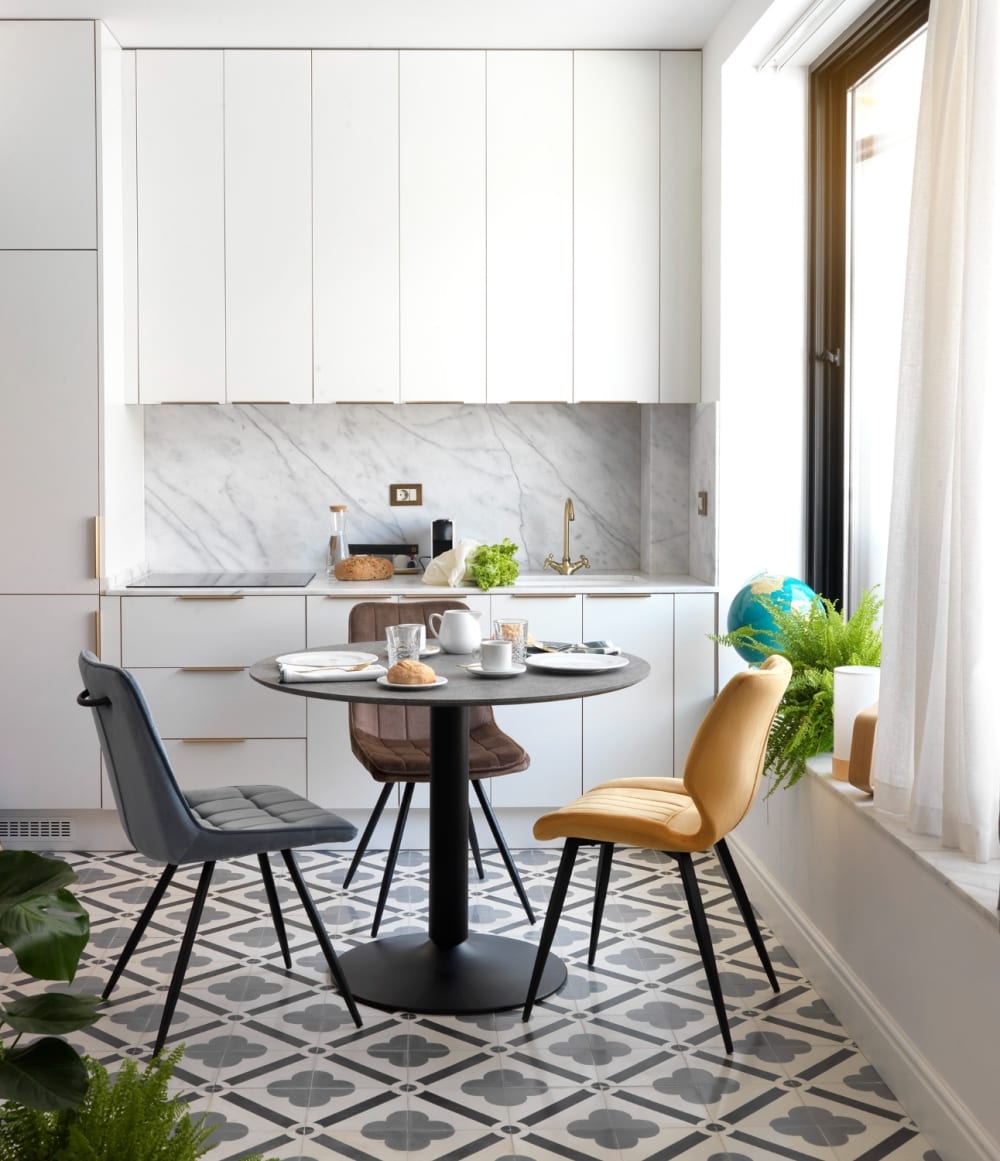 Lot de 2 chaises capitonnées bleues avec pieds métalliques noirs