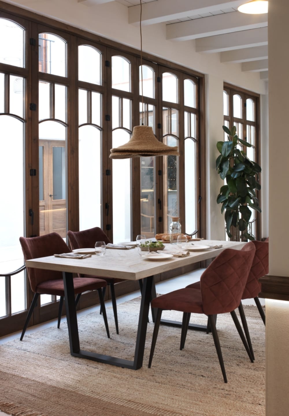 Lot de 4 chaises tapissées marron avec pieds métalliques noirs