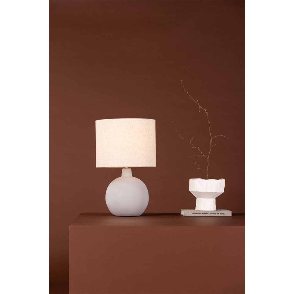 Lampe de table grise en béton — vue 4