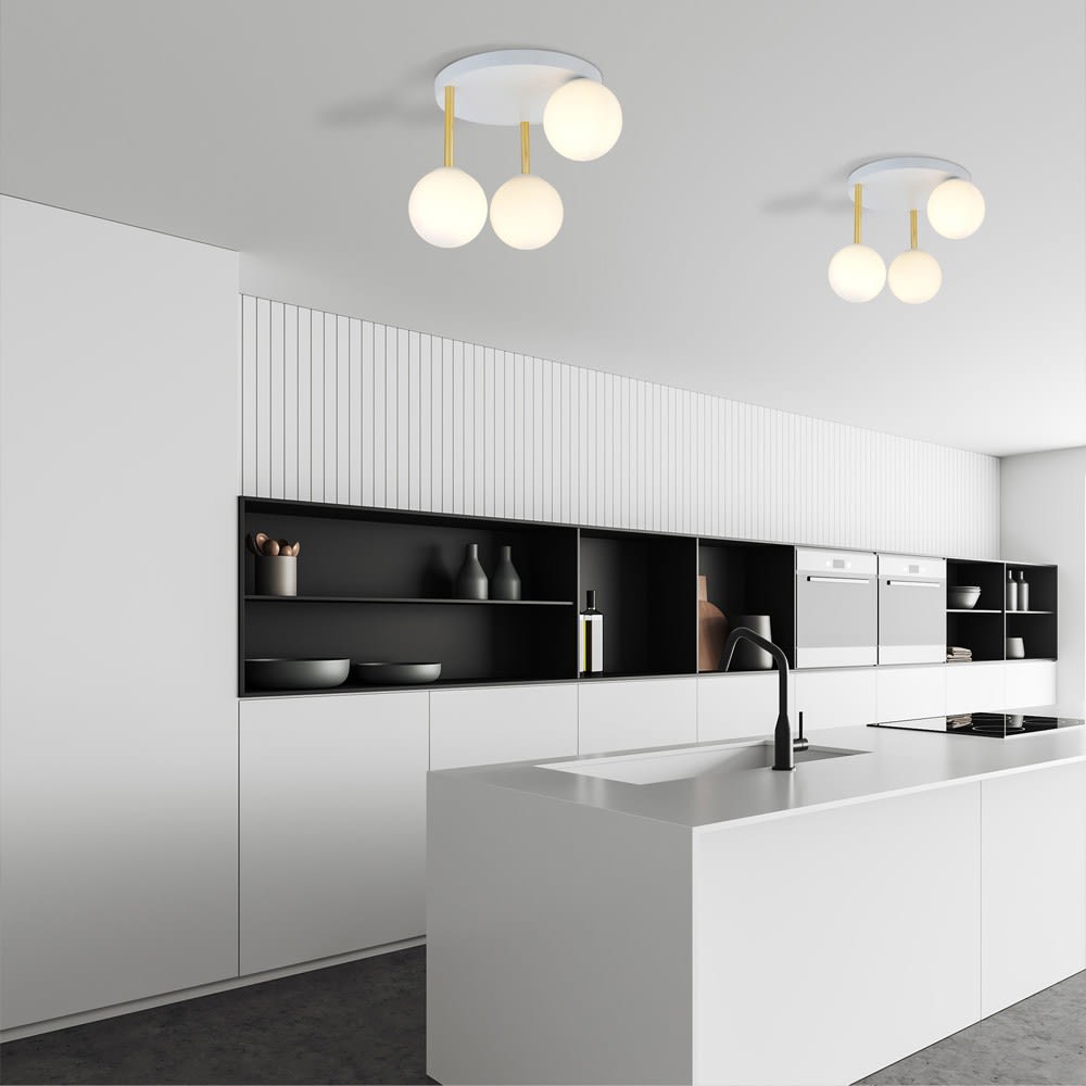 Plafonnier blanc et doré avec 3 sphères en verre blanc