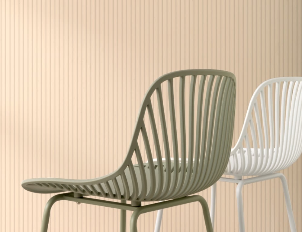 Lot de 2 tabourets en polypropylène blanc avec pieds en métal