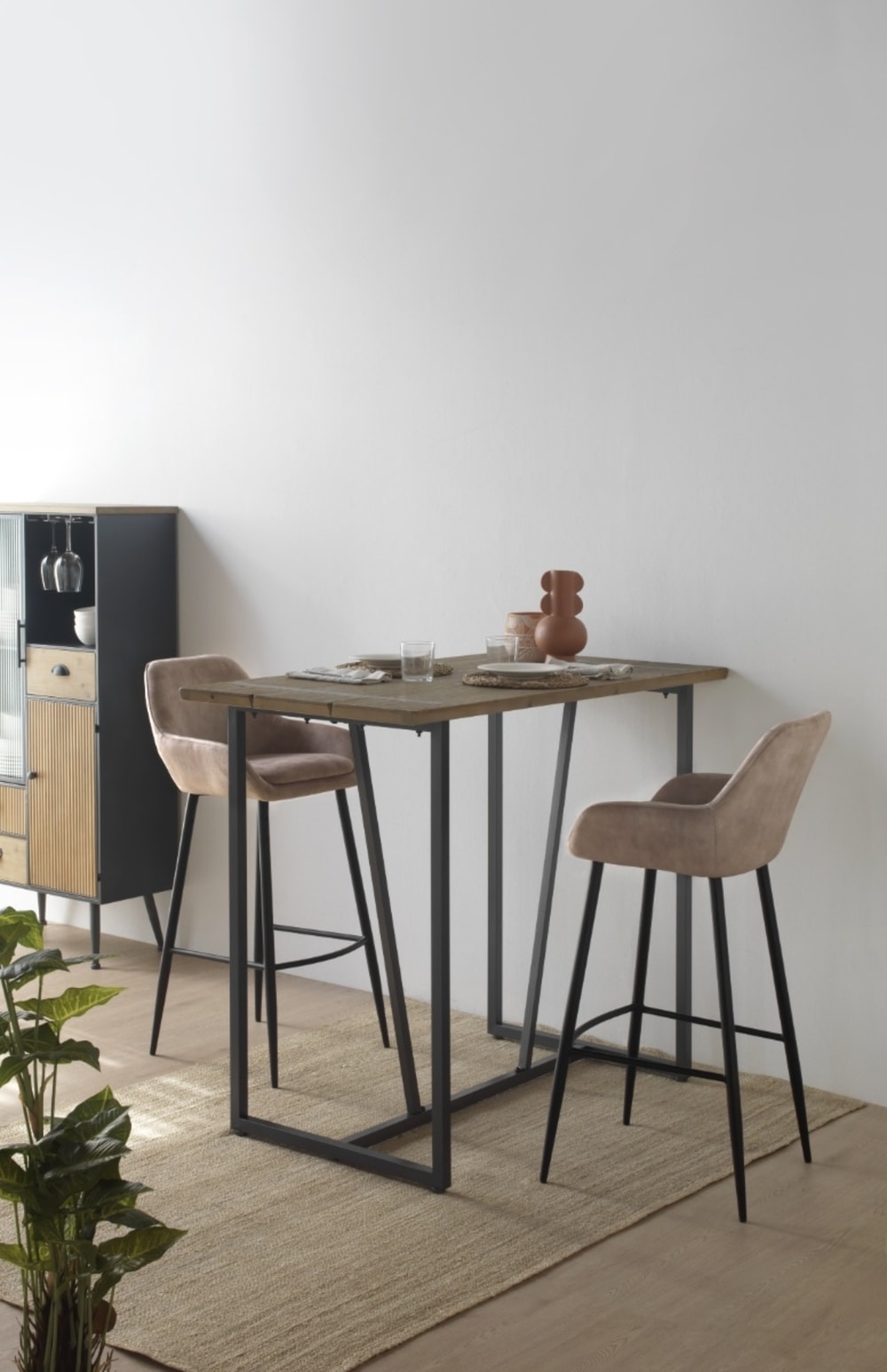 Lot de 2 tabourets rembourrés de couleur beige et pieds métal noir