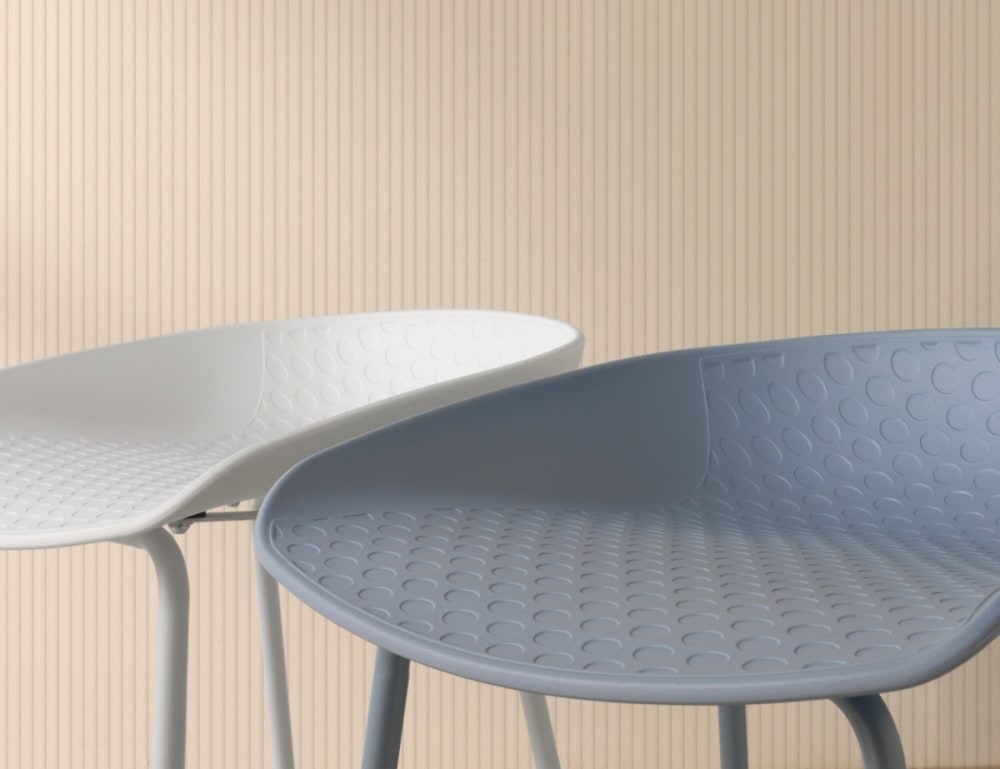 Lot de 2 tabourets en polypropylène blanc avec pieds en métal - Maisons du Monde