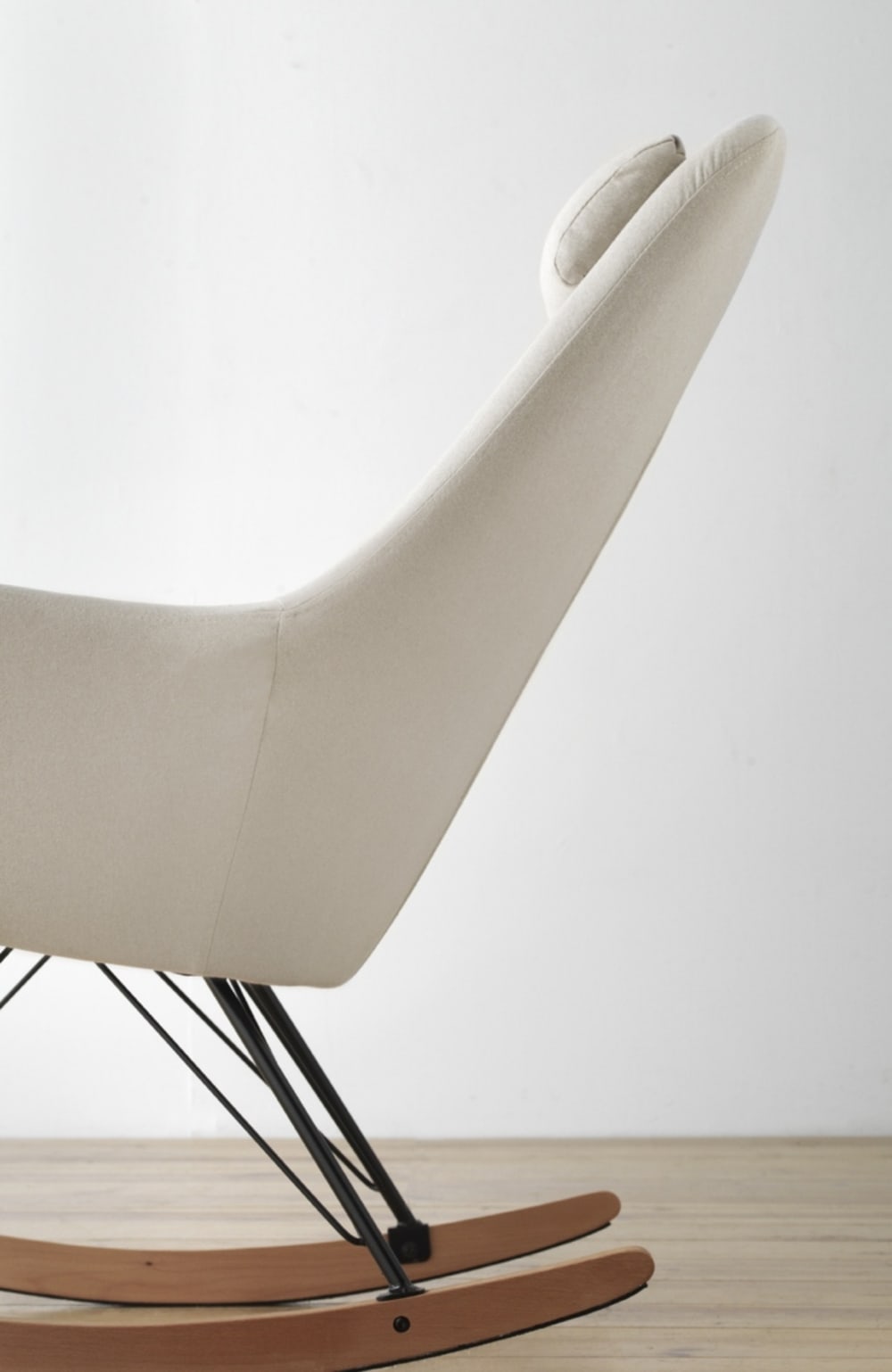 Fauteuil à bascule tapissé, pieds en métal et piétement luge en hêtre