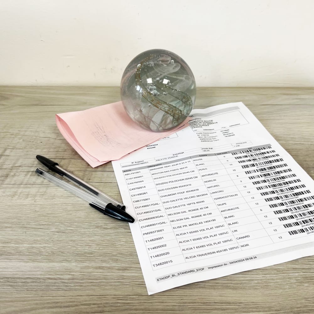 Presse papier ouragan en verre rose et or D10 cm - Maisons du Monde