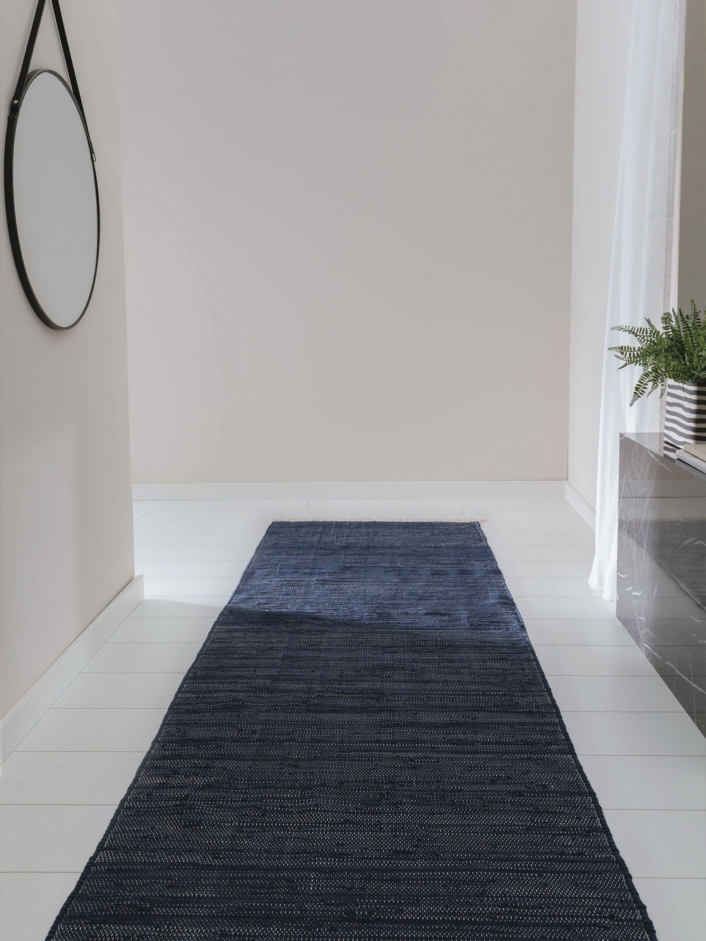 Tapis fabriqué à partir de matériaux recyclés bleu foncé 80x250