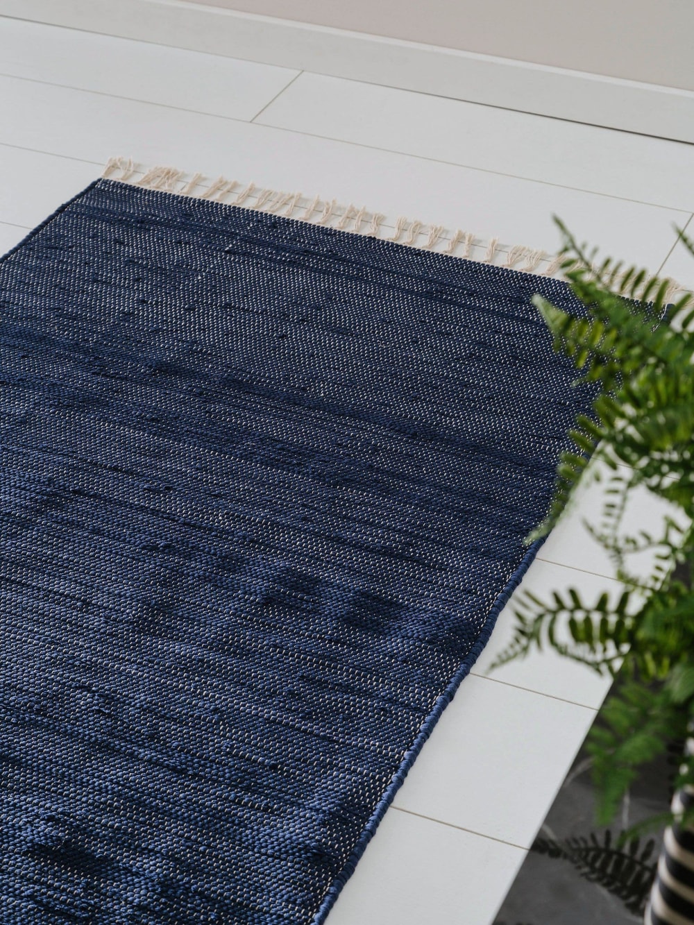 Tapis fabriqué à partir de matériaux recyclés bleu foncé 80x250 — vue 4