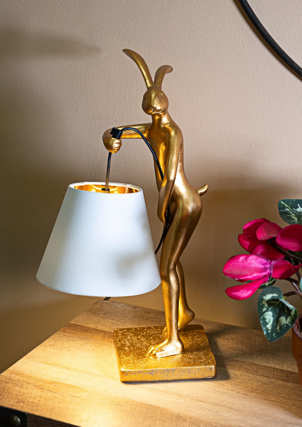 Lampe de table en résine dorée 26x16x47 cm — vue 3
