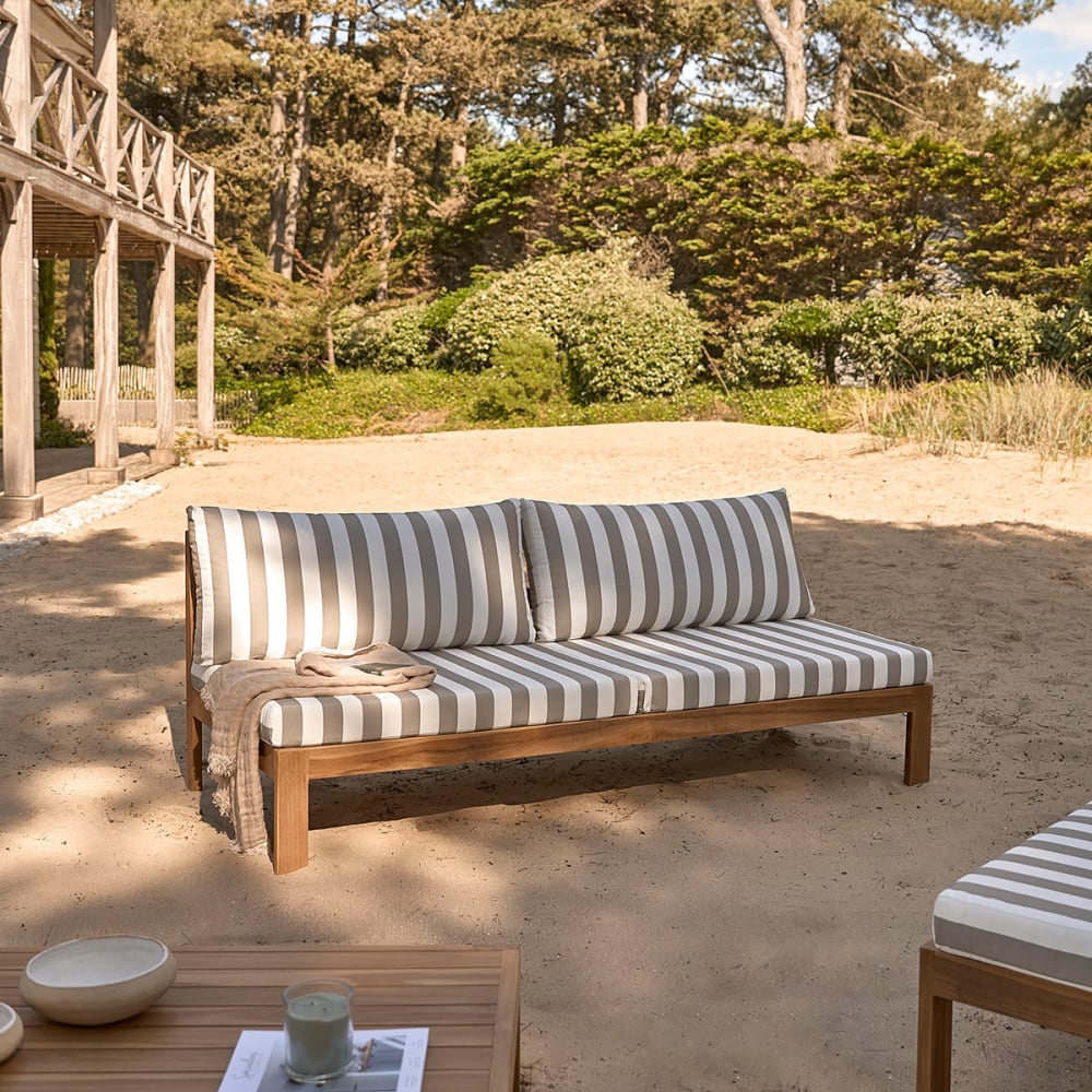 BERAH GETAH Gartensofa aus massivem Teakholz und gestreiften Kissen Weiß & Taupe style modern Grau