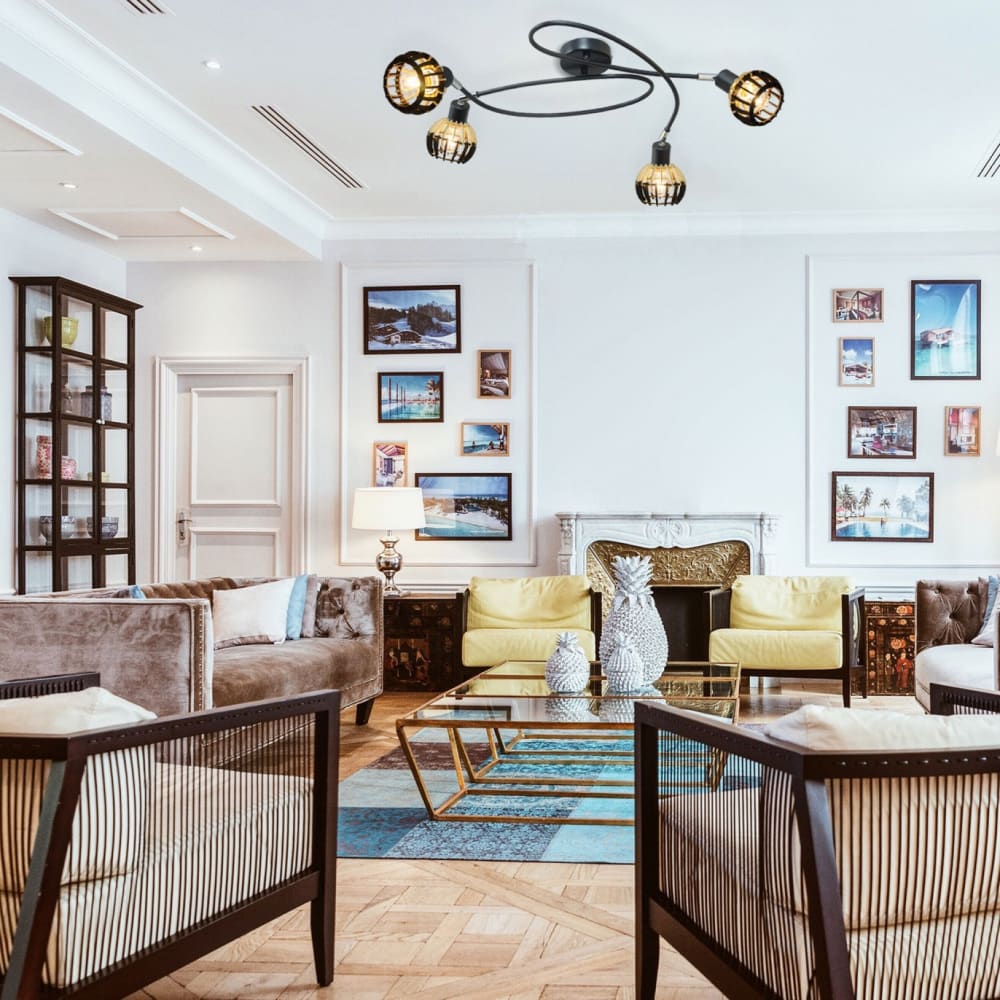 Plafonnier en bois naturel et noir, socle en métal noir