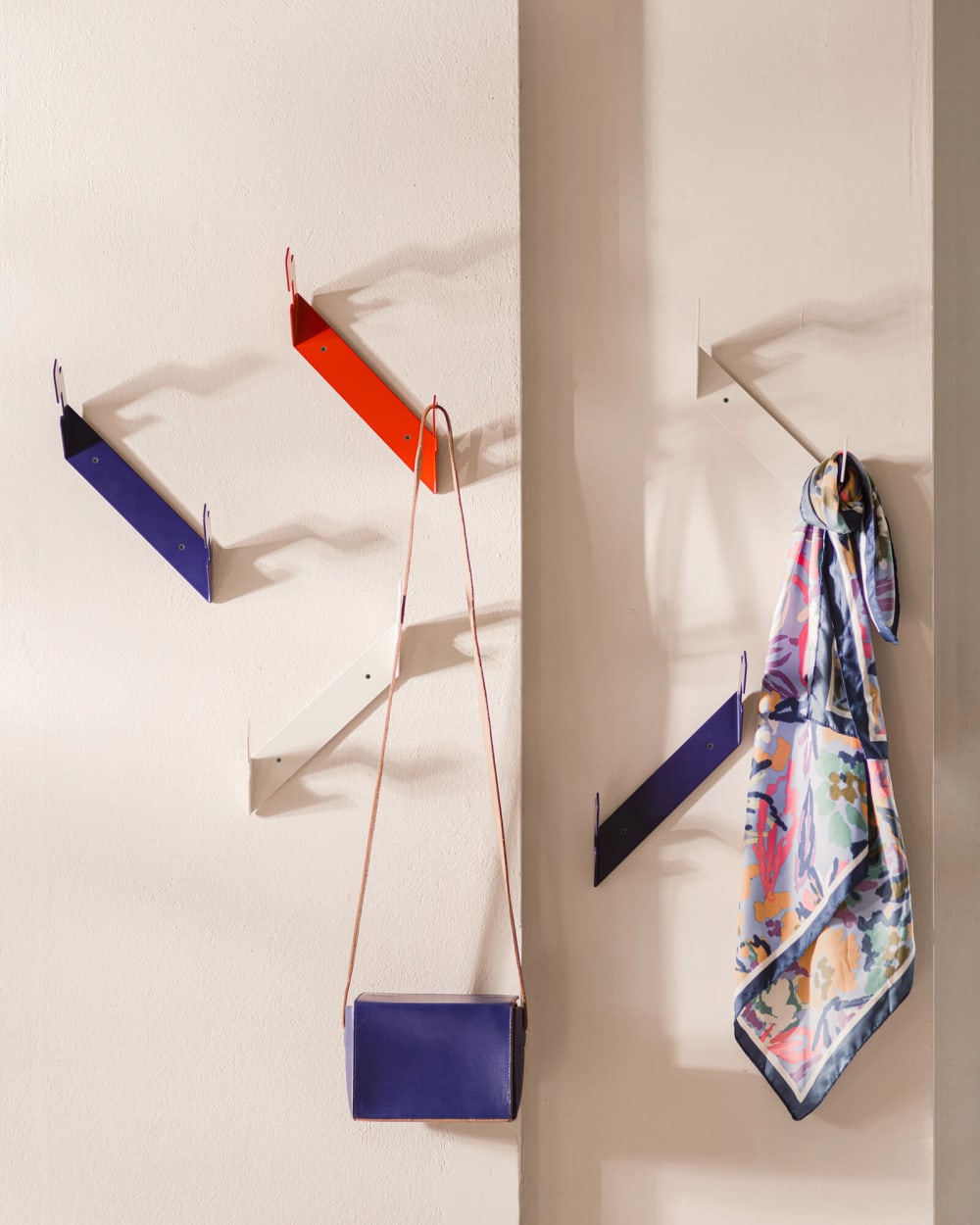 Noo.ma patère murale en acier rouge, design moderne — vue 4