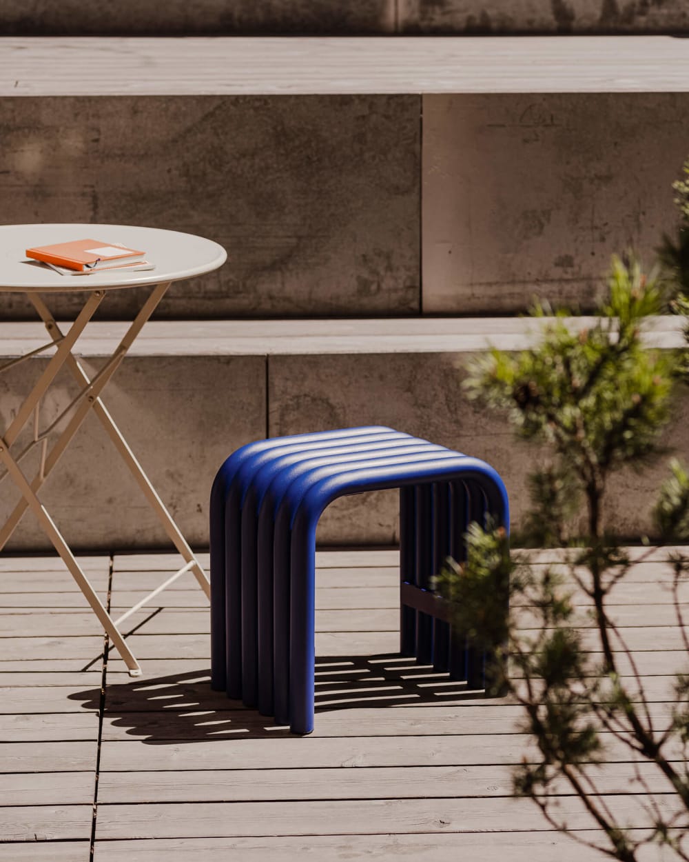 Noo.ma tabouret nokk en acier 43 x 31,5 x 42,5 cm bleuberry pie - Maisons du Monde