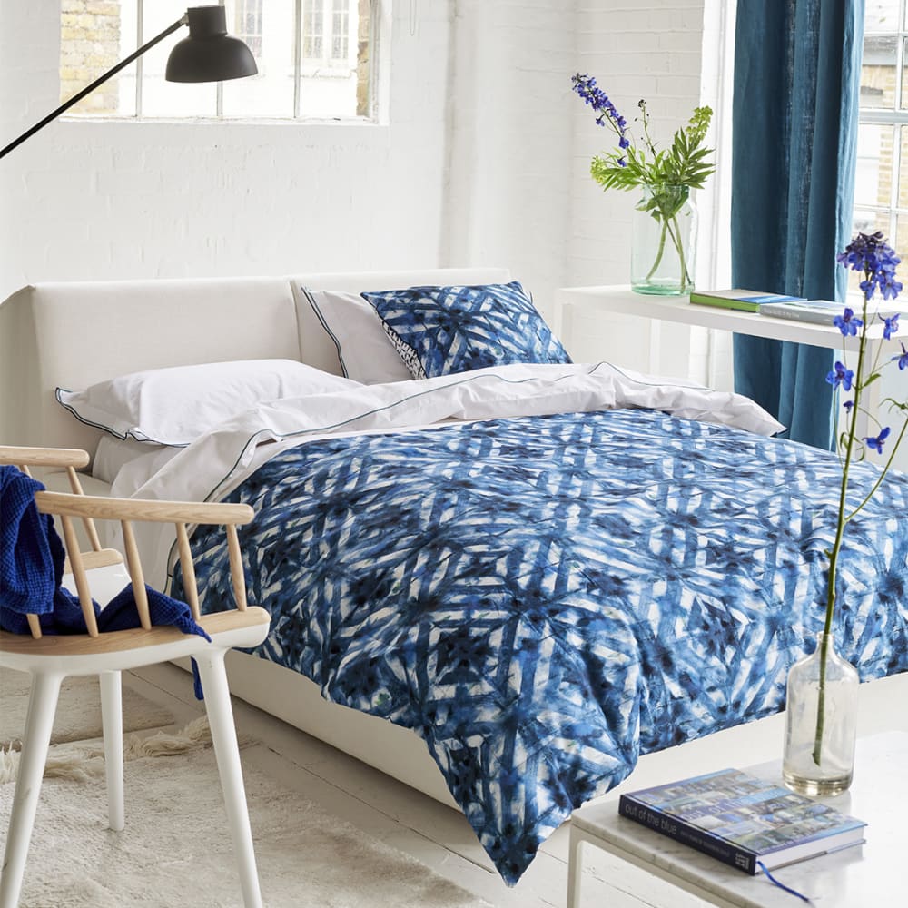 Housse de coussin imprimée en coton bleu indigo 60x60cm — vue 3