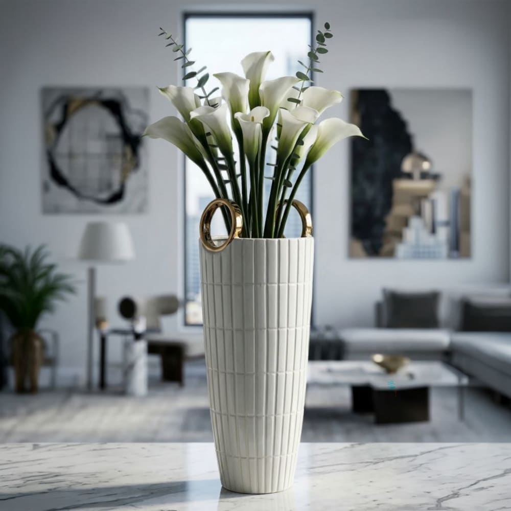 MAURO FERRETTI Weiße Keramikvase mit elegant geprägten Quadraten, verziert mit zwei goldenen Ringen. Eine dekorative Vase, geeignet für Trocken- oder