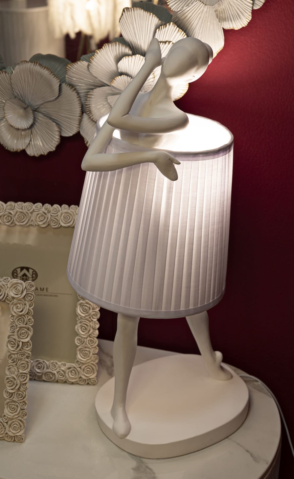 Lampe de table ballerina en résine blanche, 29x25x62,5 cm — vue 3