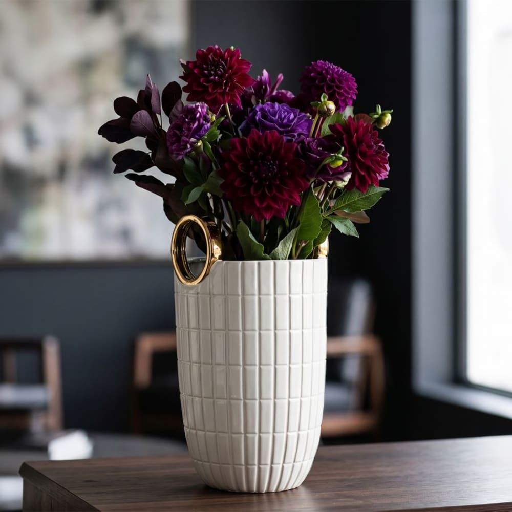MAURO FERRETTI Weiße Keramikvase mit elegant geprägten Quadraten, verziert mit zwei goldenen Ringen. Eine dekorative Vase, geeignet für Trocken- oder