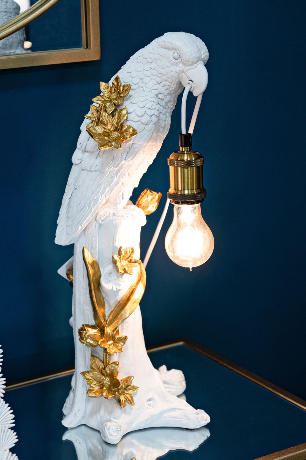 Lampe de table perroquet en résine blanche et dorée, 20x20x50,5 cm — vue 3