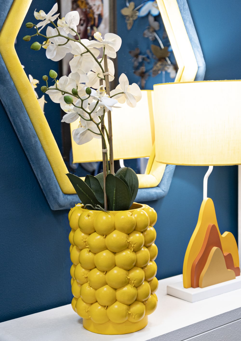 Vase en résine jaune composé de citrons ø 21x28 cm
