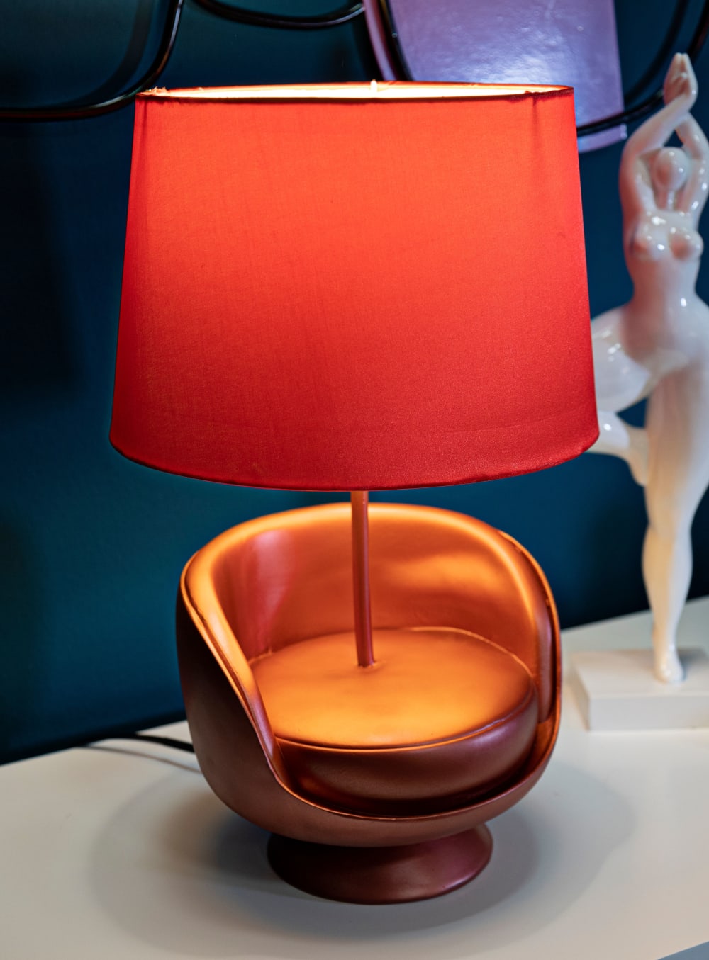 Lampe de table fauteuil en résine rouge ø 26x43 cm — vue 3