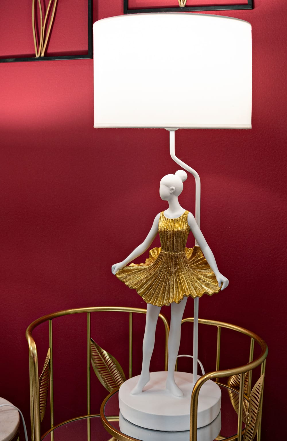 Lampe de table en résine blanche et dorée Ø cm 32x90,5 — vue 3