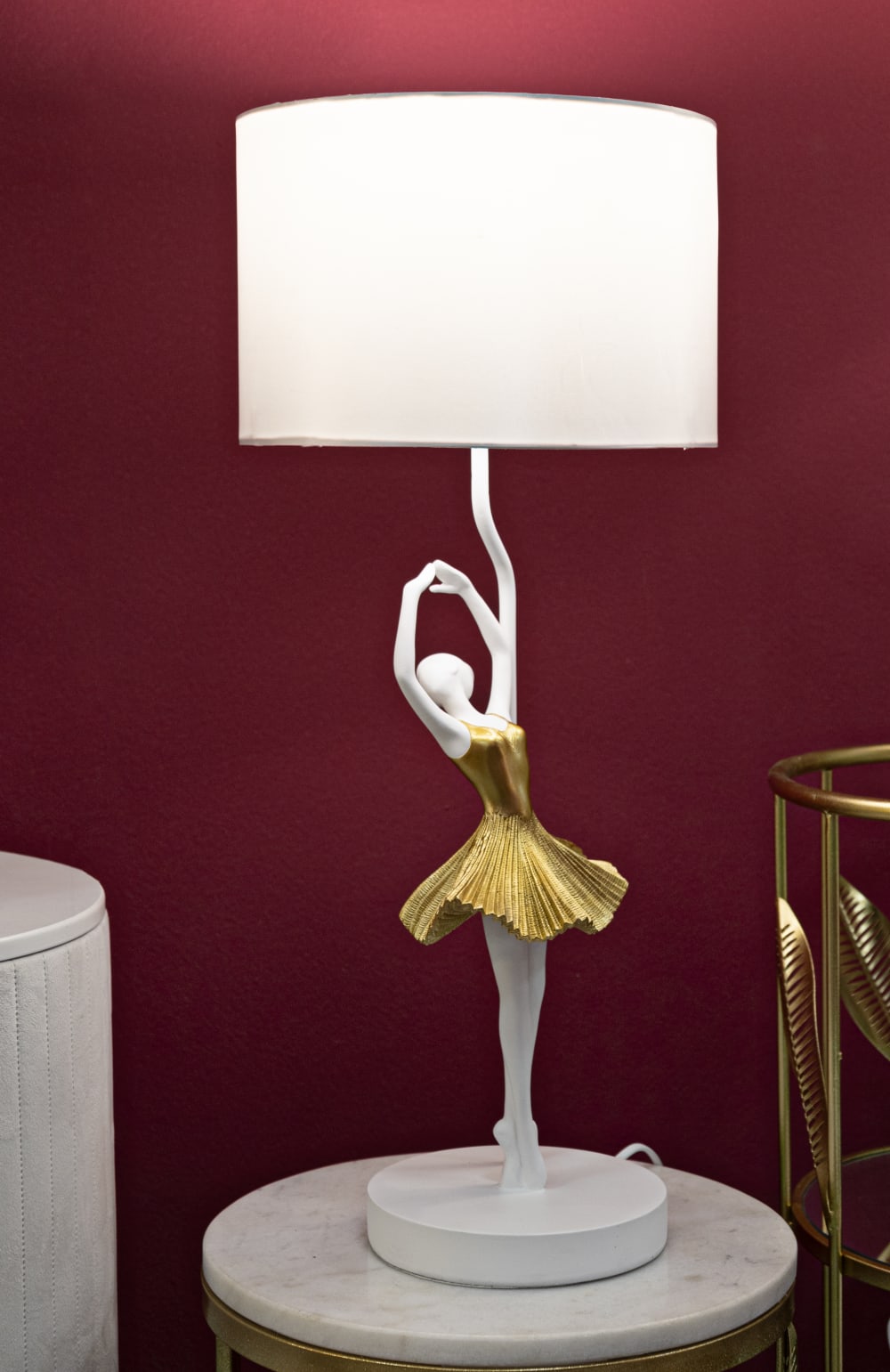 Lampe de table ballerine en résine blanche et dorée ø 28x64 cm — vue 3
