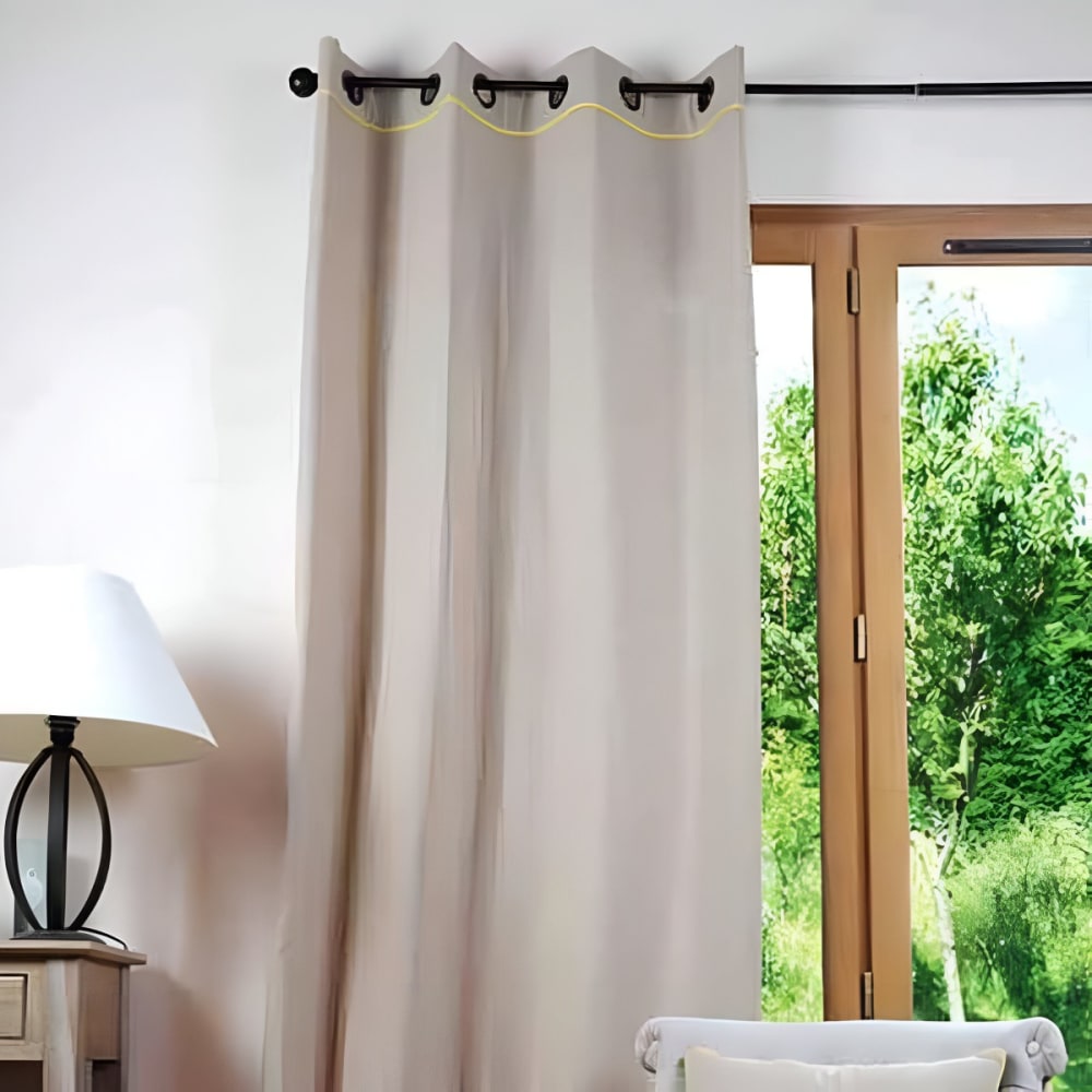 Un panneau de rideau tamisant à oeillets - Maisons du Monde