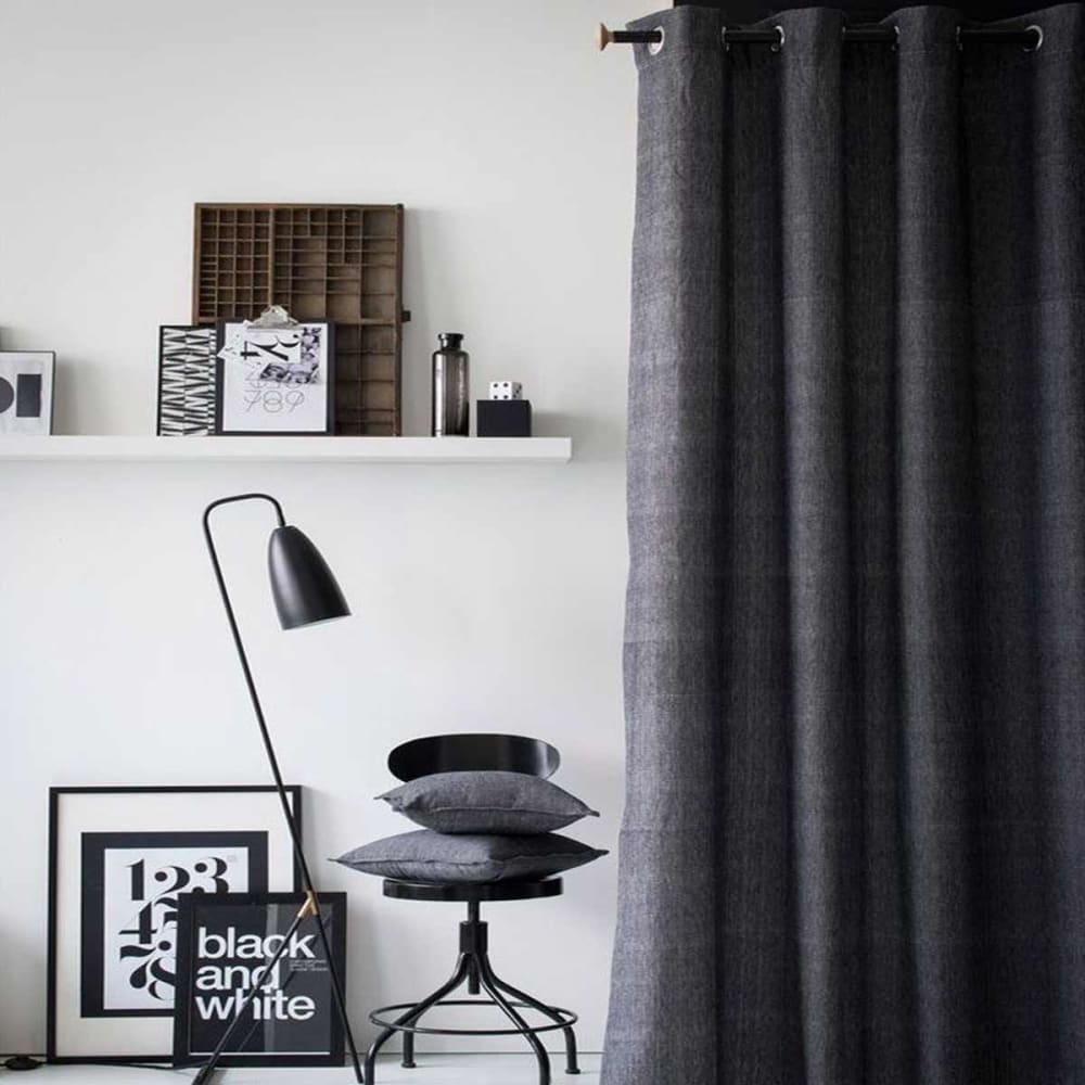 Un panneau de rideau à oeillets chambray - Maisons du Monde